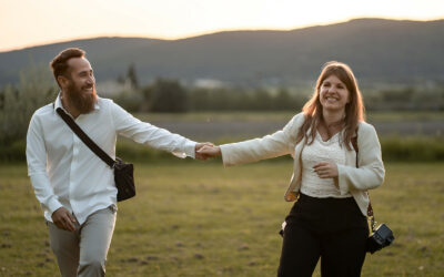 Comment guider un couple qui dit ne pas être à l’aise devant l’objectif ?